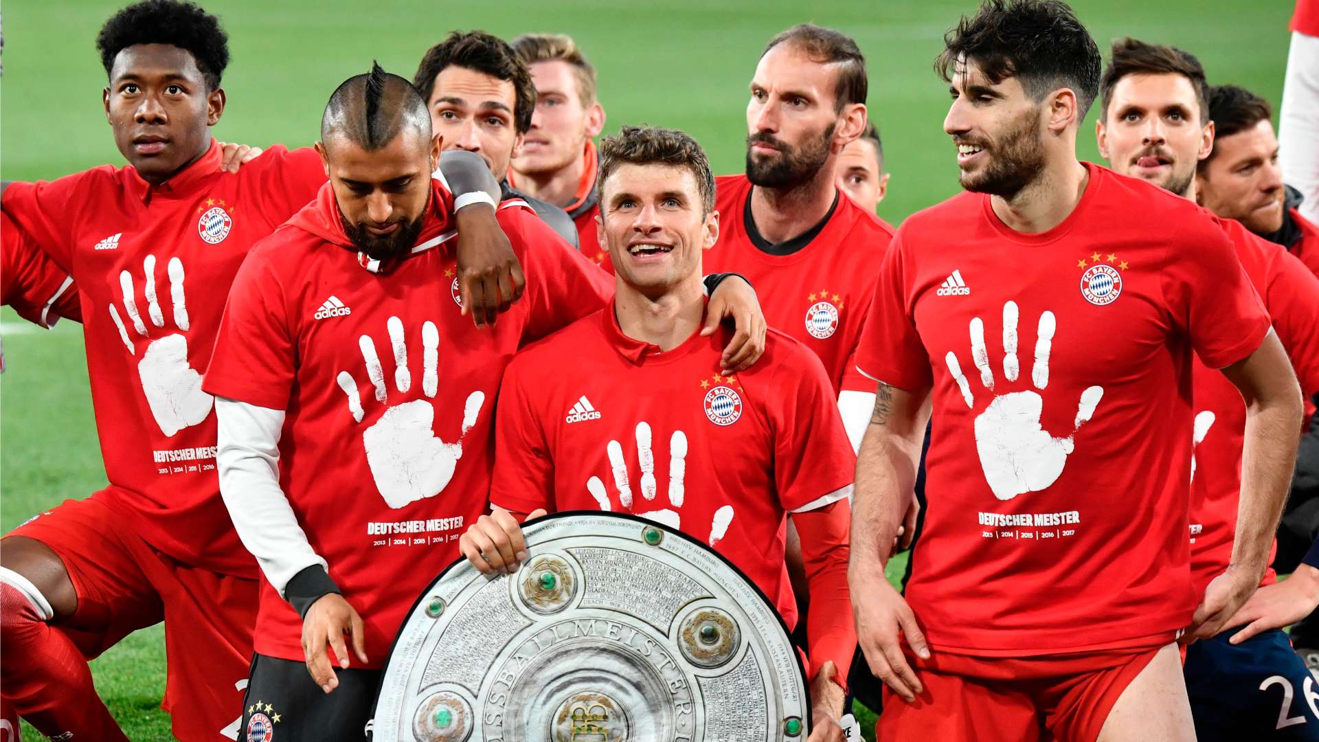 Arturo Vidal Thomas Müller Bayern champion 290417