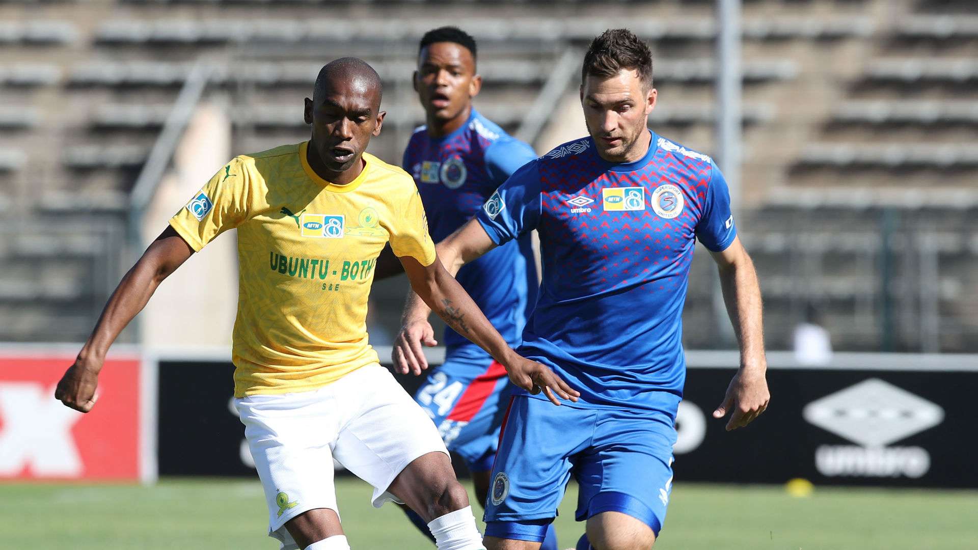 Anele Ngcongca of Mamelodi Sundowns challenged by Bradley Grobler of Supersport United, August 2019