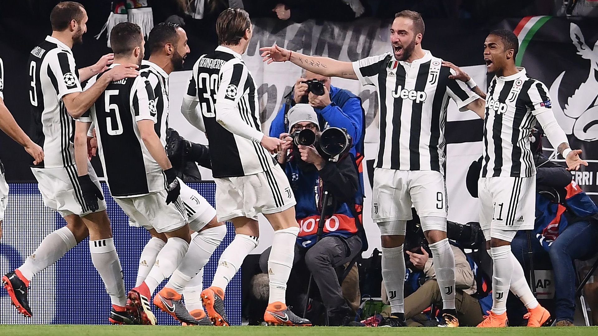 Juventus celebrating vs Tottenham Champions League