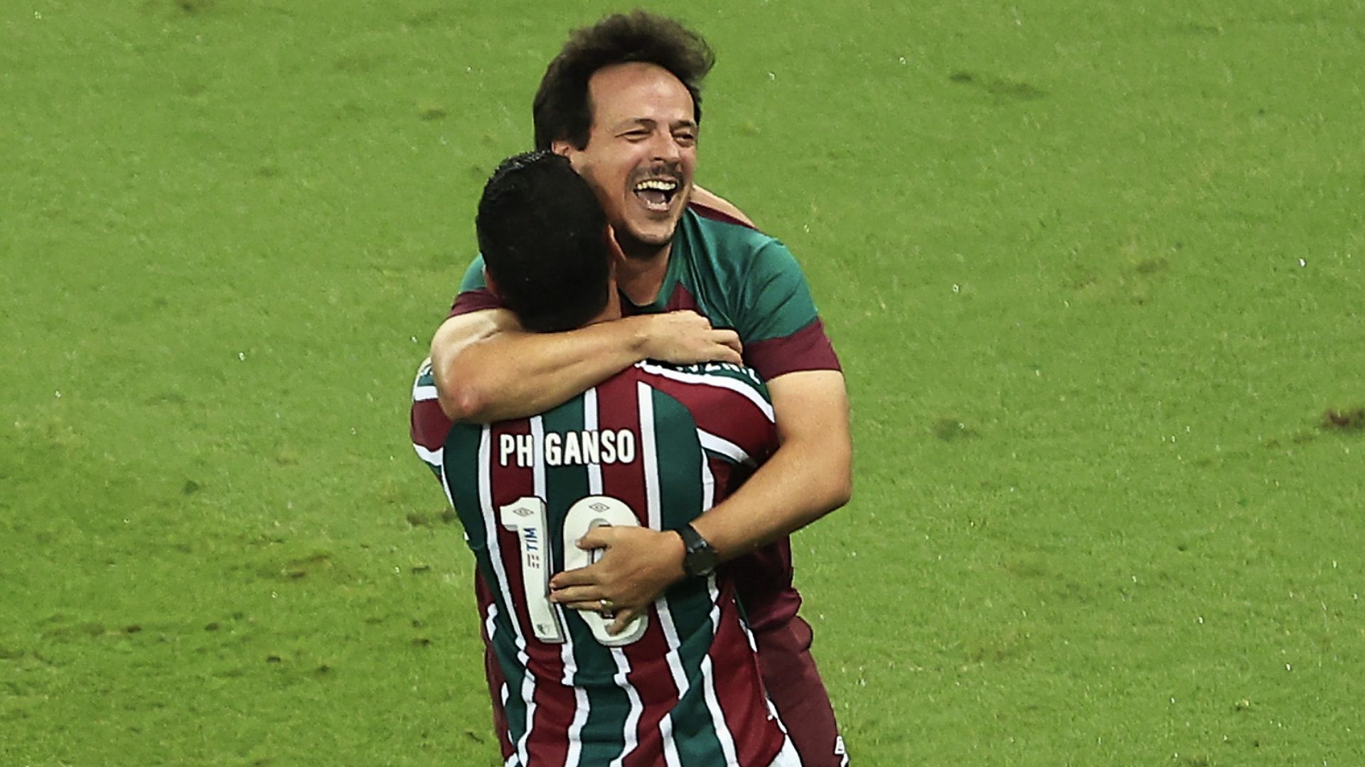 Fernando Diniz e Paulo Henrique Ganso se abraçam após o título carioca do Fluminense sobre o Flamengo, em 2023