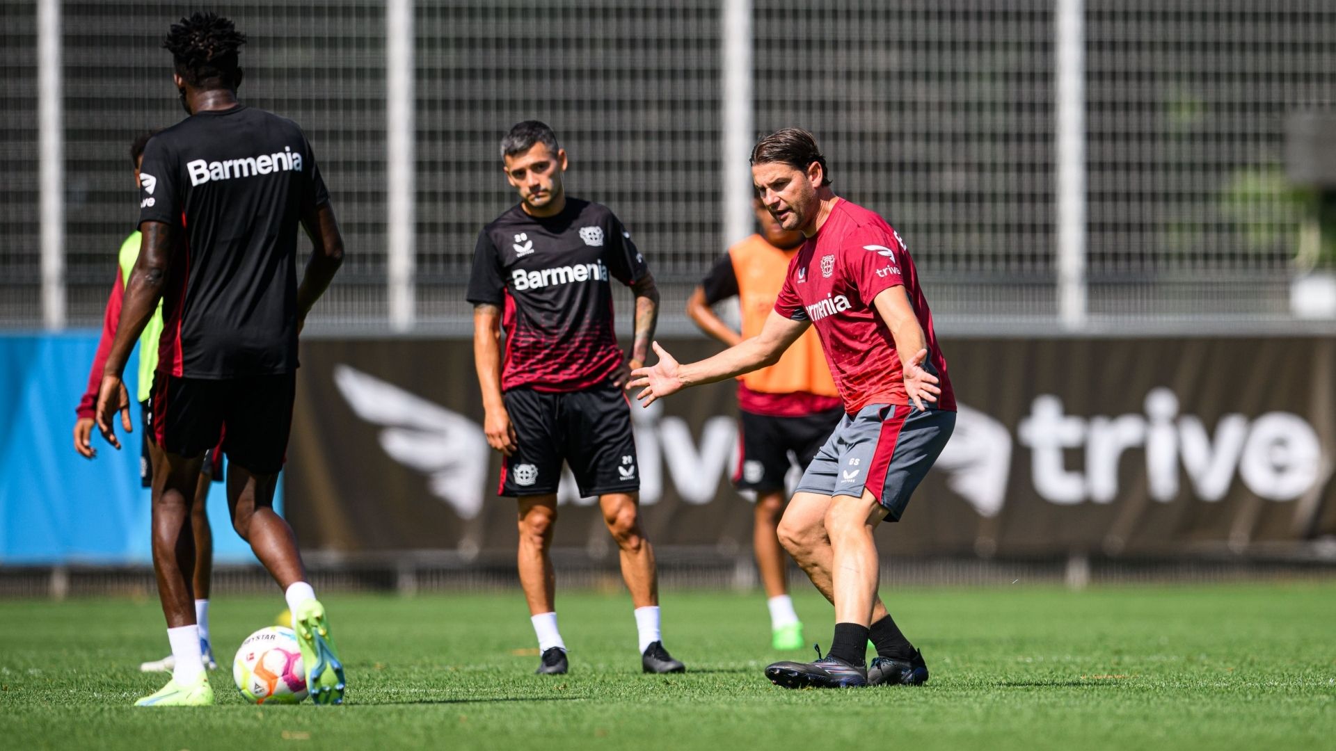 Charles Aránguiz Bayer Leverkusen entrenamiento 030822