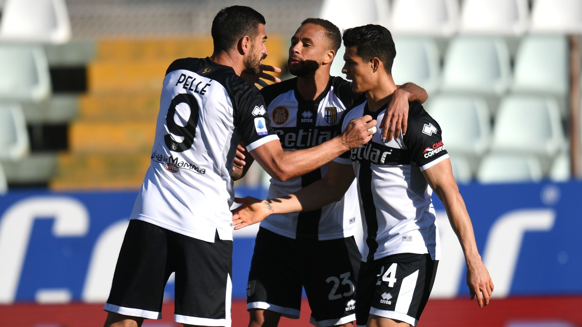 Hernani celebrating Parma Roma