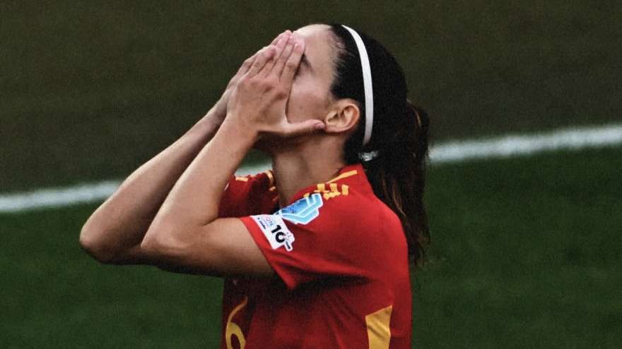 Spain's Aitana Bonmati misses her penalty kick