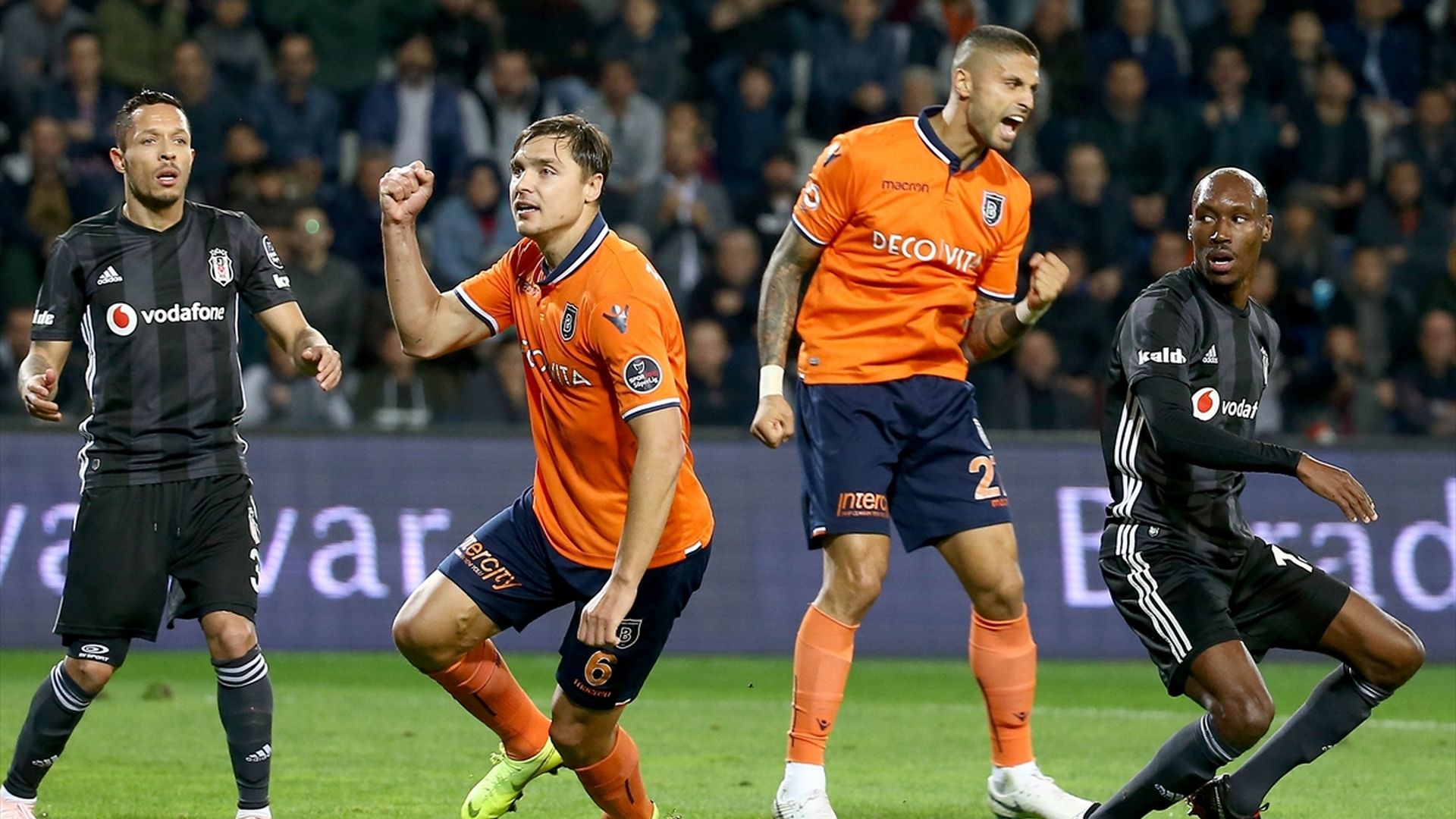 Adriano Epureanu Manuel da Costa Atiba Hutchinson Basaksehir Besiktas 1132018