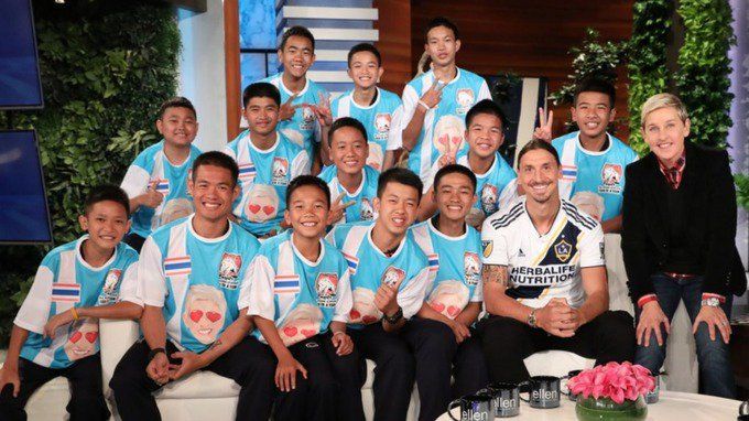 Zlatan Ibrahimovic participa de programa com garotos tailandeses