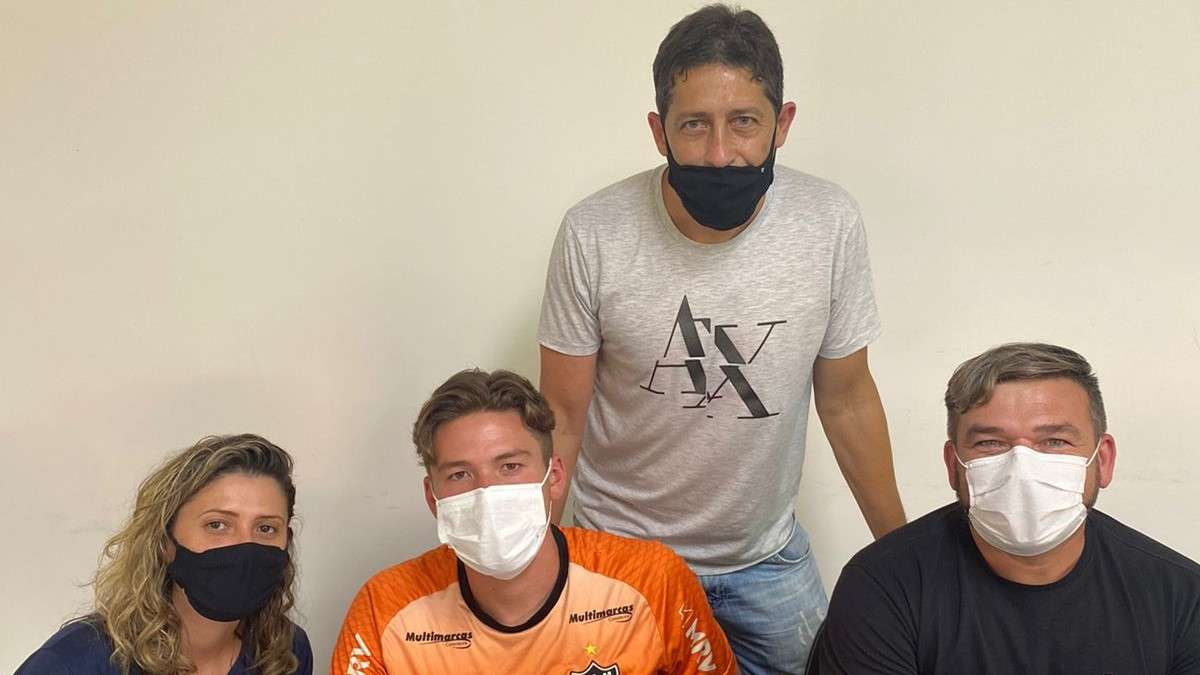 Carlos Daniel na assinatura do novo contrato, acompanhado dos pais e do empresário Anderson Fia