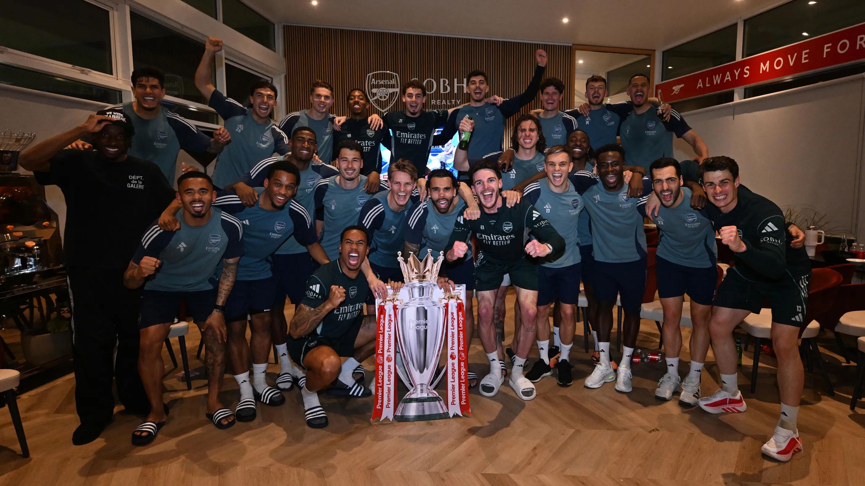 Arsenal players celebrate winning PL-title