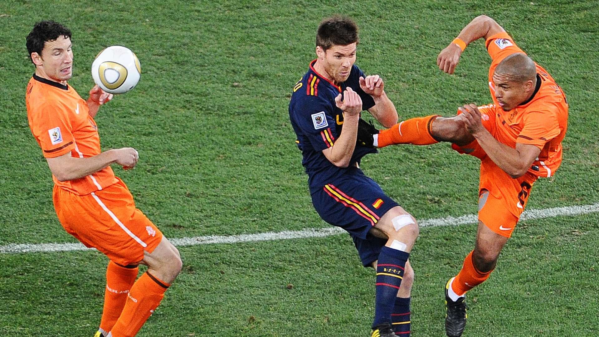 Nigel de Jong, Xabi Alonso, Netherlands vs Spain