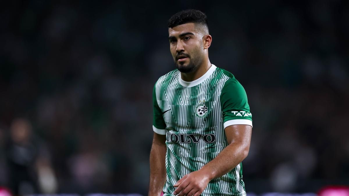 Футболисты на поле. Мохаммад абу фани. Мохамед абу фани футболист. Мохаммад абу фани. Мохаммад абу фани.