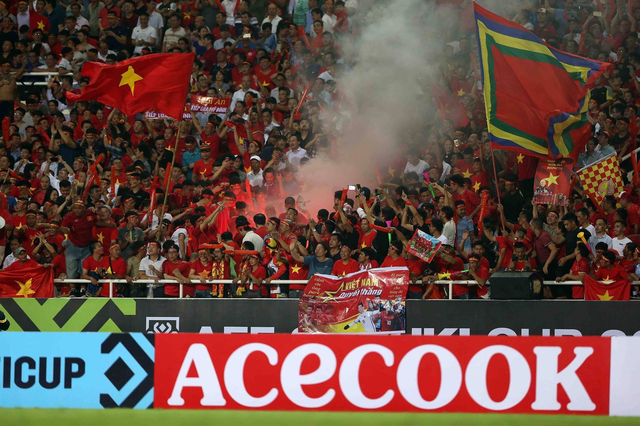 Pháo sáng trận Việt Nam vs Malaysia AFF Cup 3