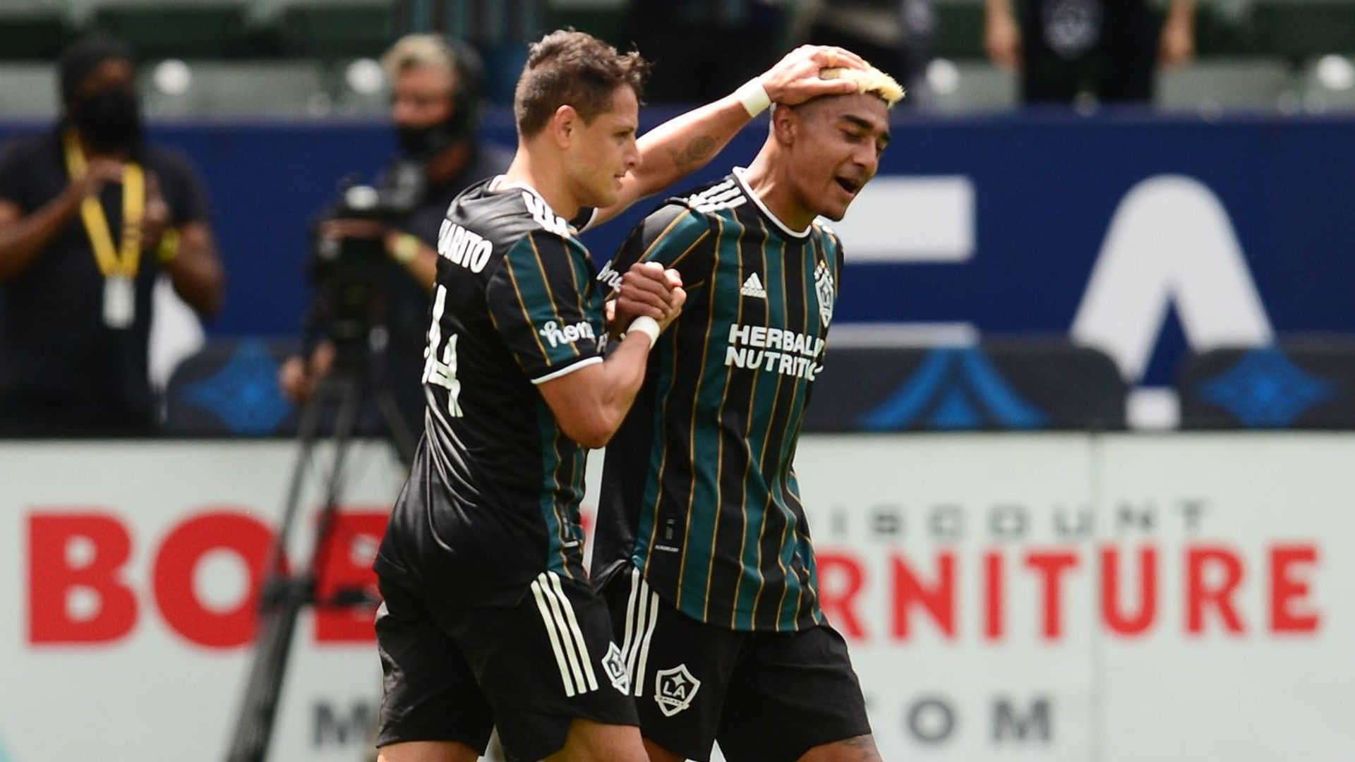 Chicharito Hernández Julian Araujo LA Galaxy