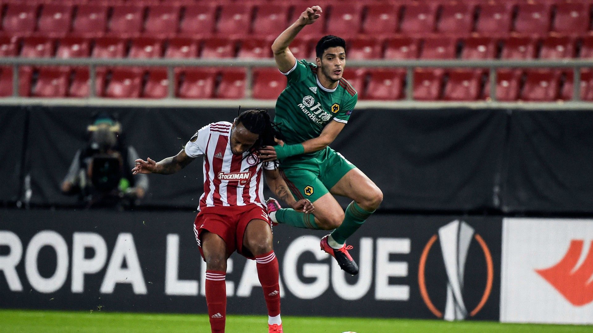 Olympiacos Wolves Raúl Jiménez