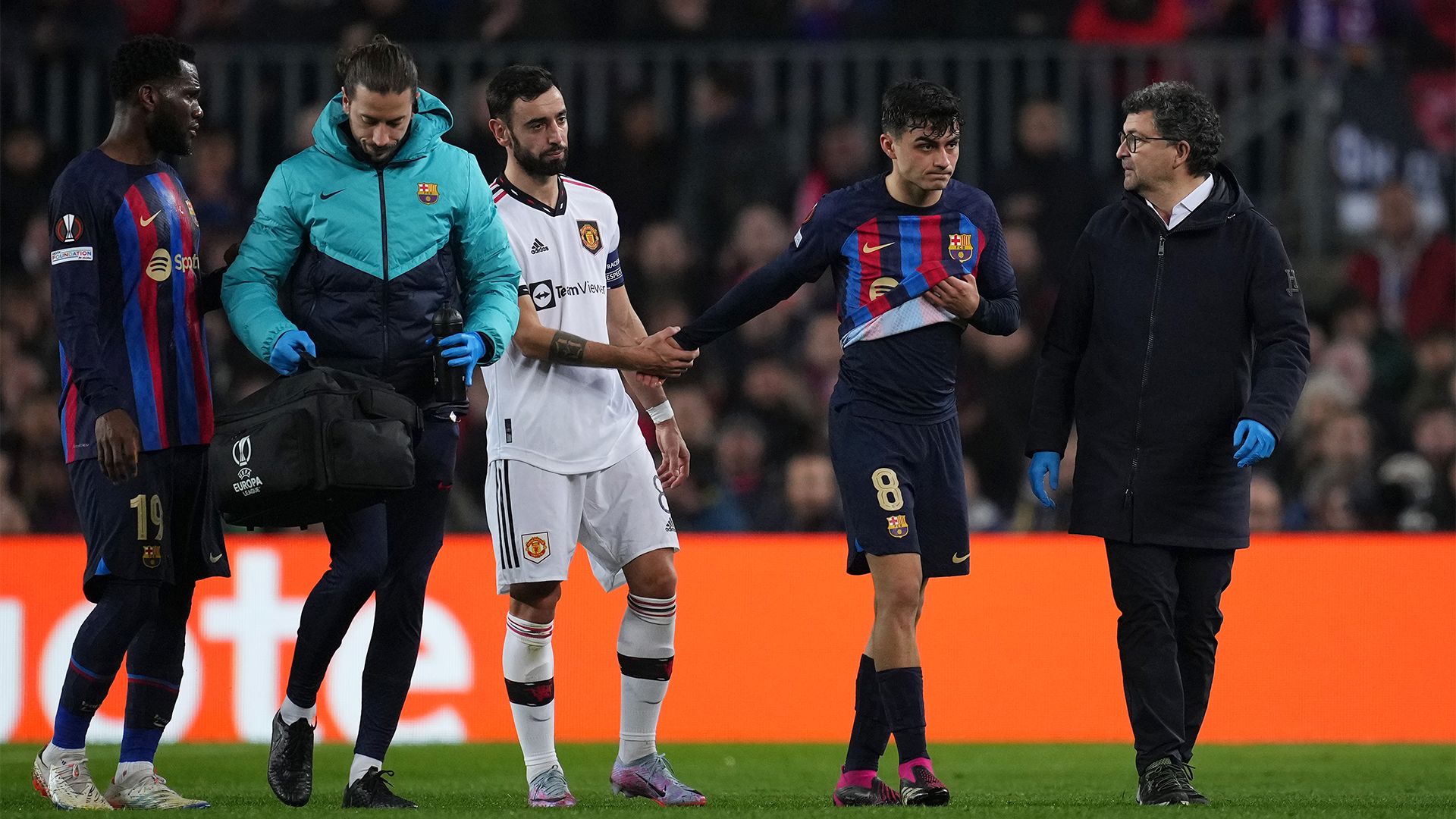 Pedri walk off injured Barcelona Man Utd 2022-23