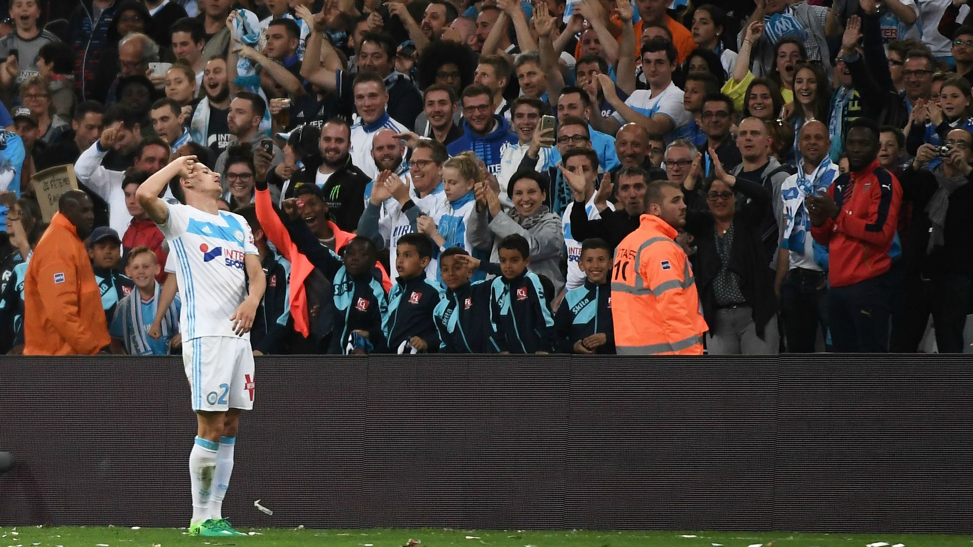 Florian Thauvin celebrating in front of Marseille fans Olympique Marseille Saint-Etienne Ligue 1 04162017