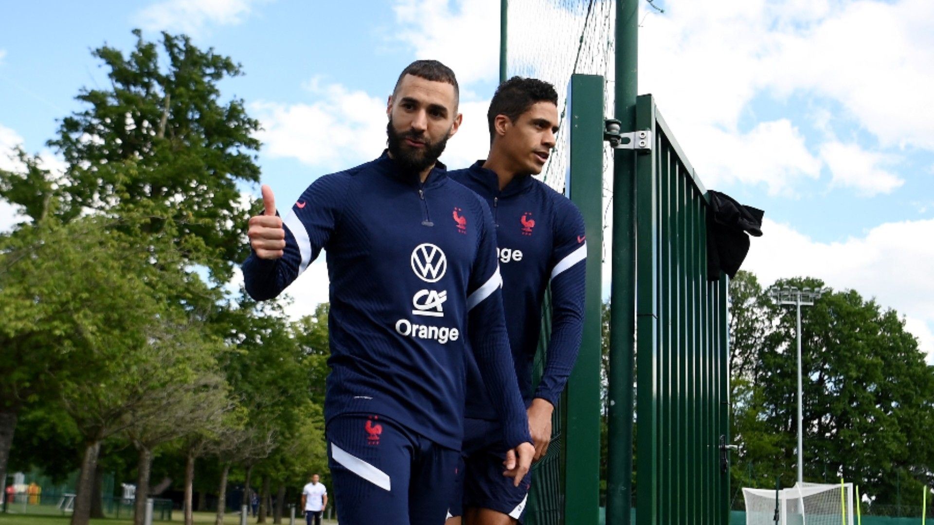 Karim Benzema et Raphaël Varane.jpg
