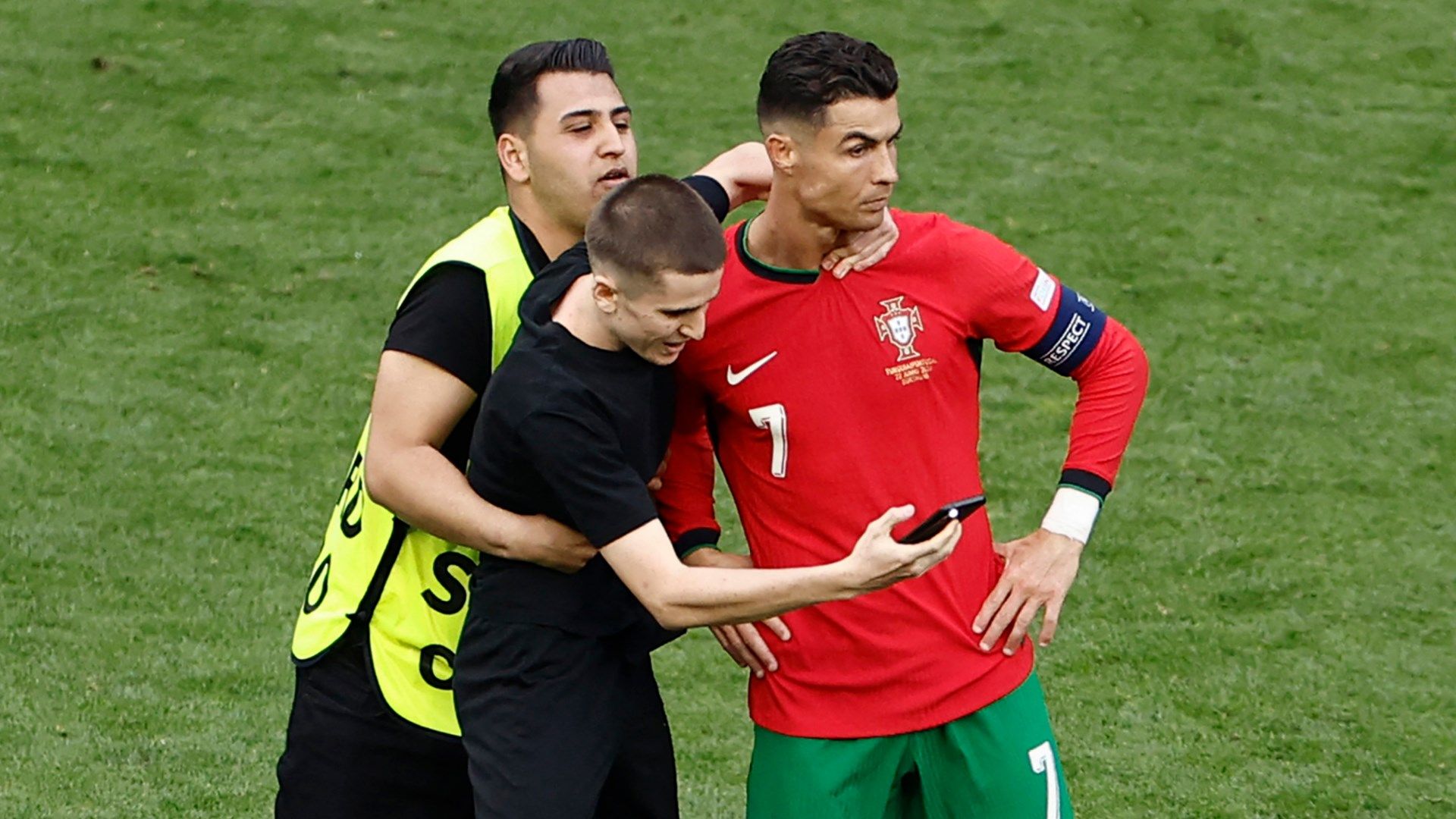 UEFA Tindak TEGAS Pemburu Selfie Cristiano Ronaldo Saat Portugal Jumpa Turki Di Euro 2024