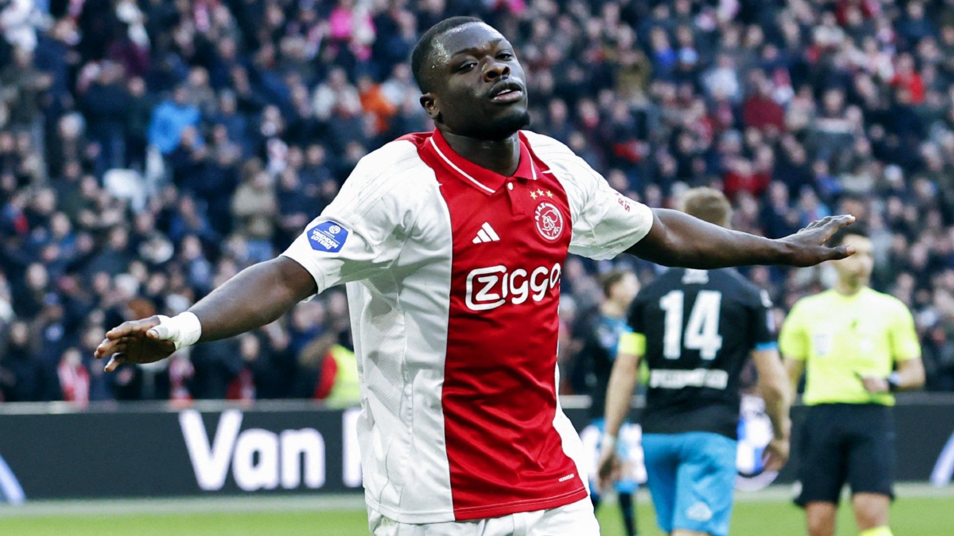  Ajax's Dutch forward #09 Brian Brobbey celebrates 1