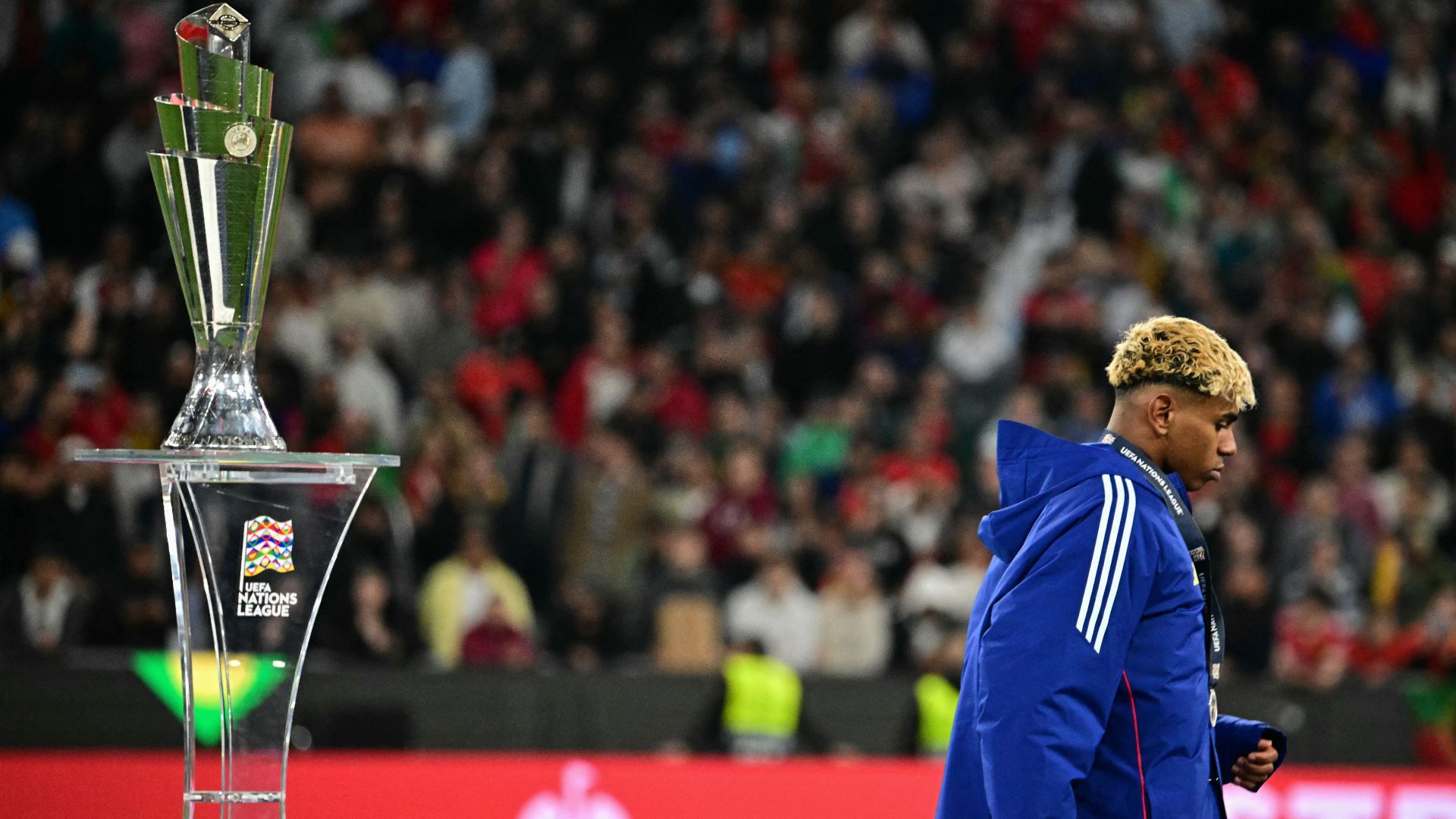 Lamine Yamal Nations League trophy Spain 2025