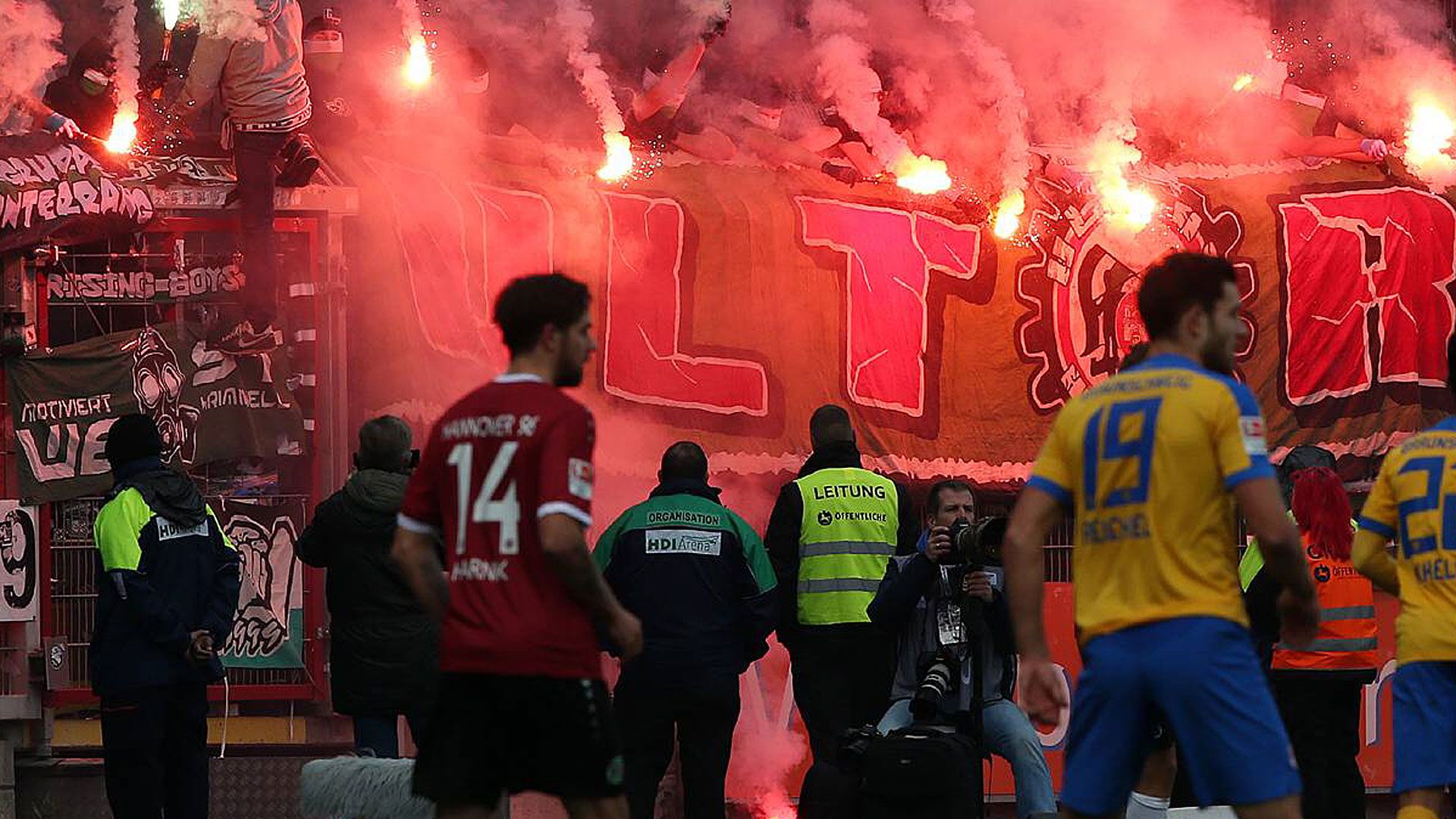 Braunschweig Hannover Bundesliga Fans Pyro Bengalo