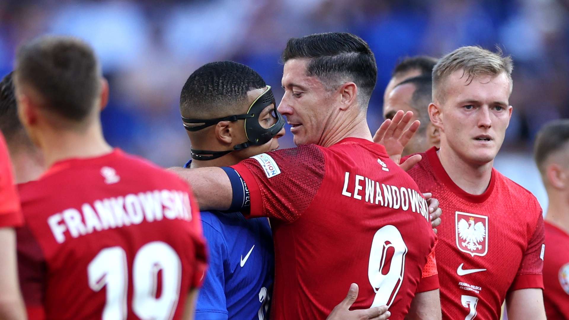 Kylian Mbappé Robert Lewandowski Umarmung Frankreich Polen