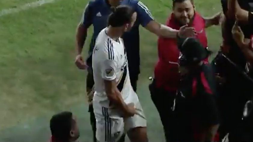 Gesto Zlatan vs afición LAFC