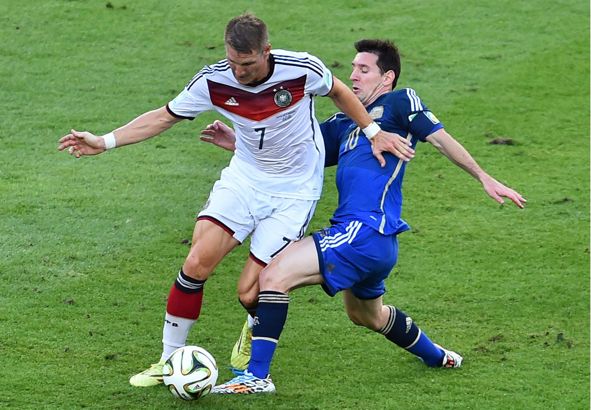 BASTIAN SCHWEINSTEIGER GERMANY LIONEL MESSI ARGENTINA 2014 WORLD CUP FINAL 07132014
