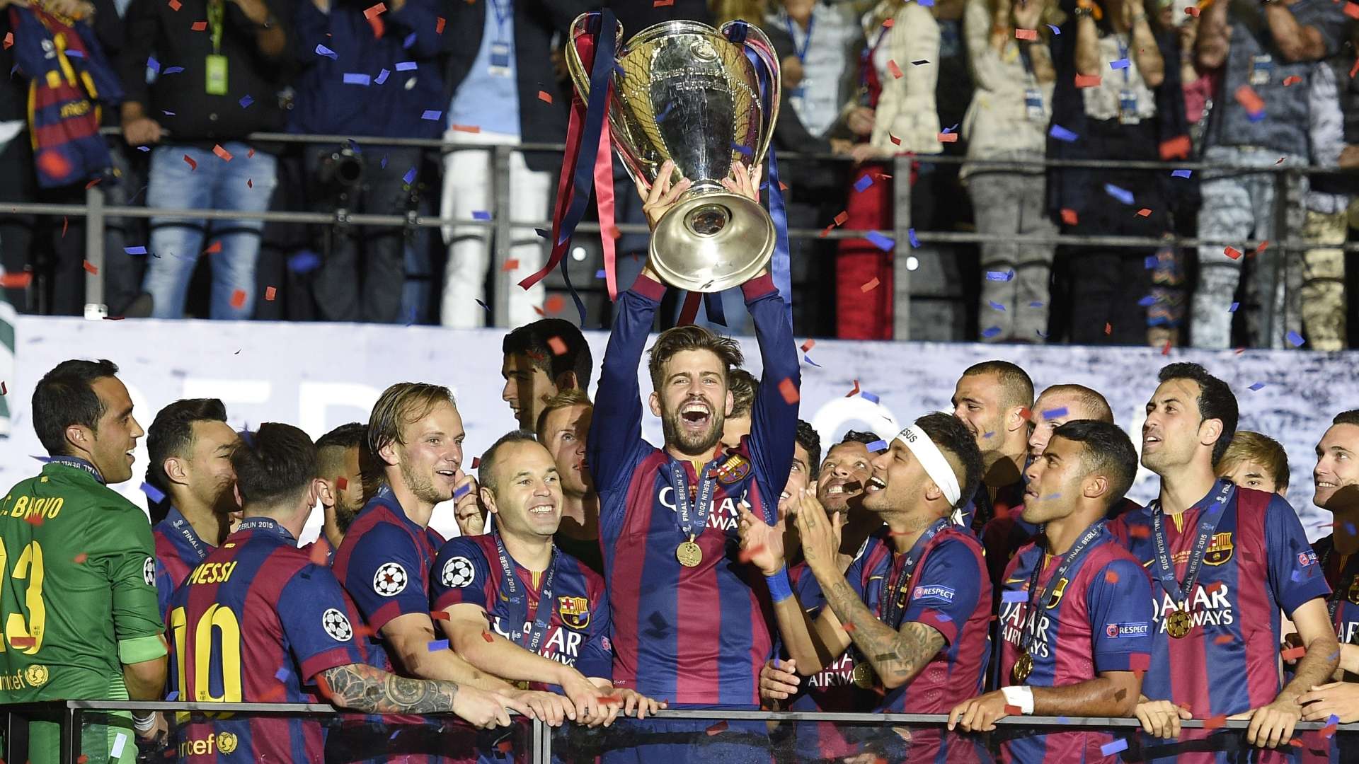 Gerard Pique Barcelona Champions League trophy 2014-15