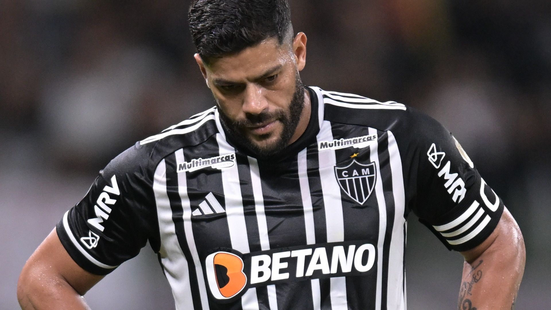 Hulk, olhando para o chão, durante a temporada 2023 do Atlético-MG
