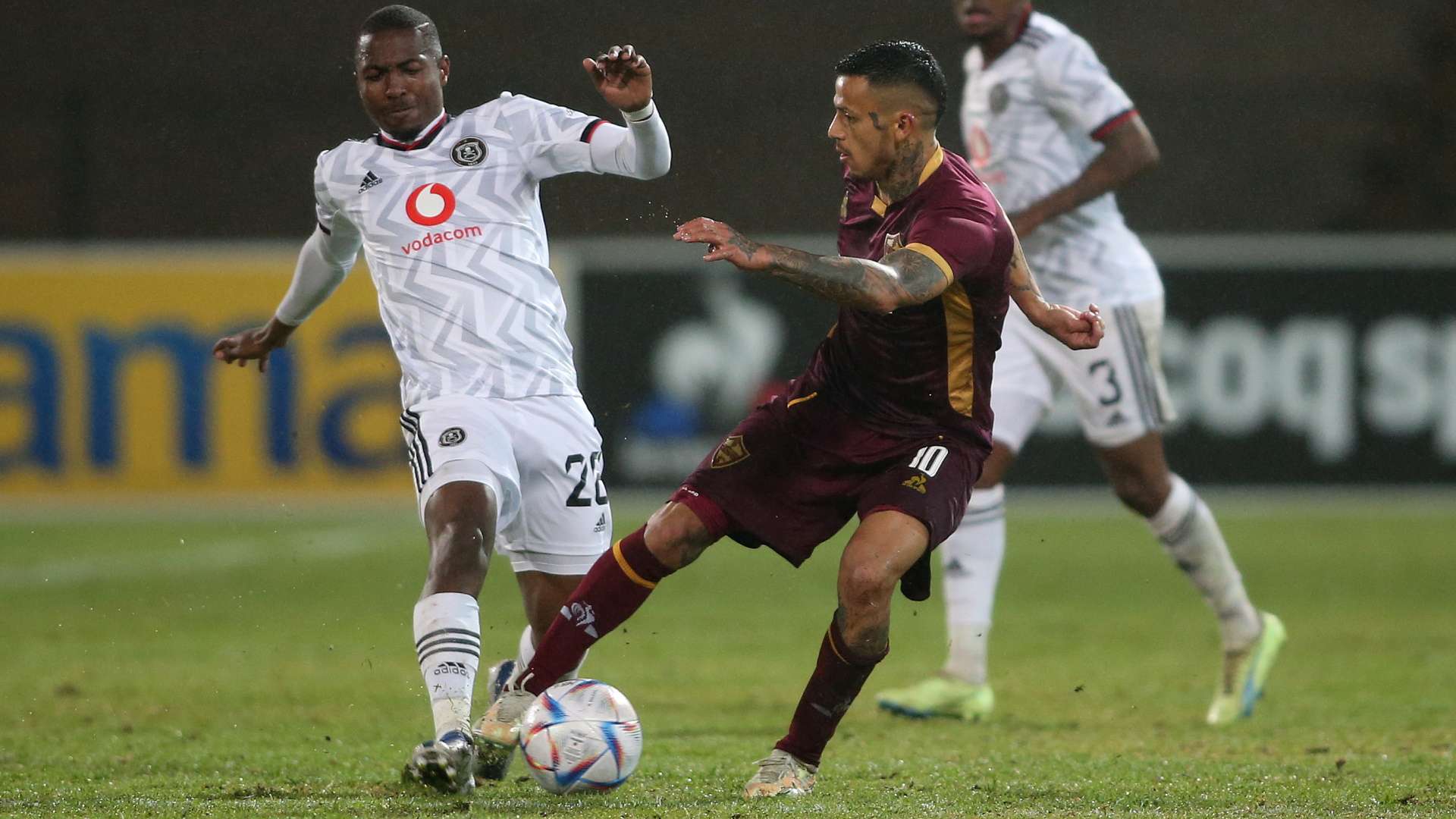 Bandile Shandu, Junior Mendieta, Stellenbosch vs Orlando Pirates August 2022, 