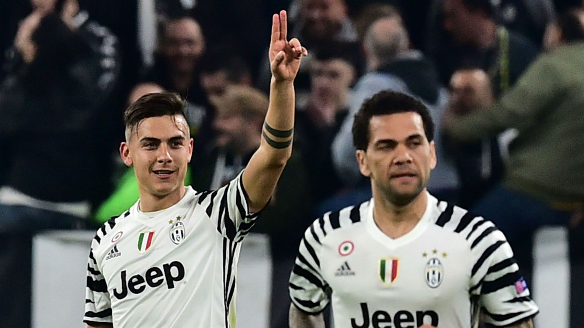 Dybala Daniel Alves Juventus x Porto Champions League 14 03 2017