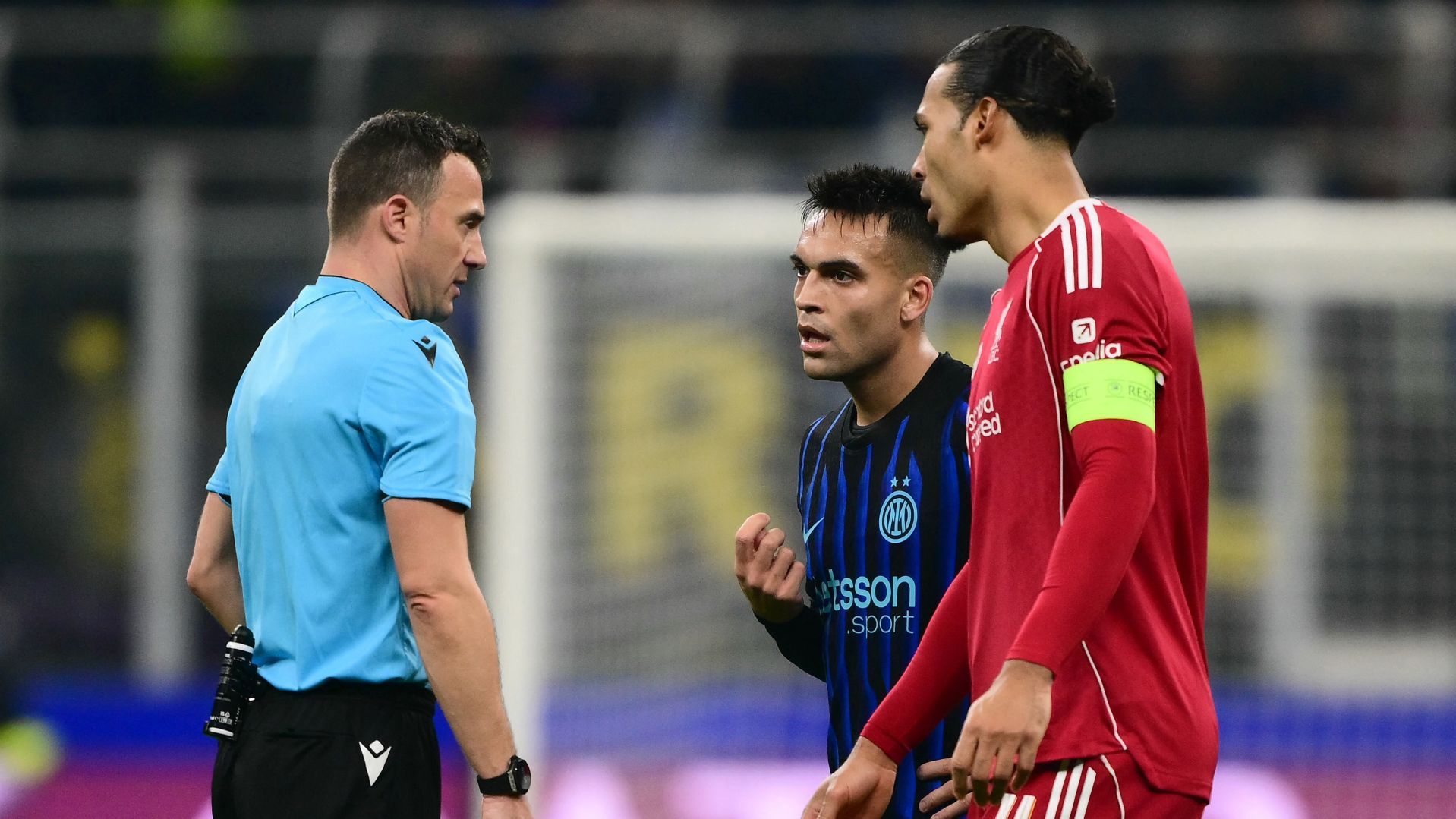 Zwayer Inter Liverpool proteste Lautaro Van Dijk 16.9