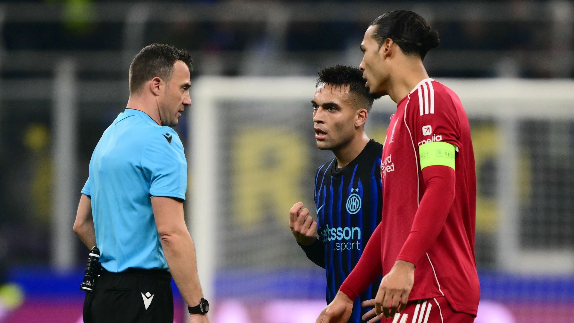 Zwayer Inter Liverpool proteste Lautaro Van Dijk 16.9