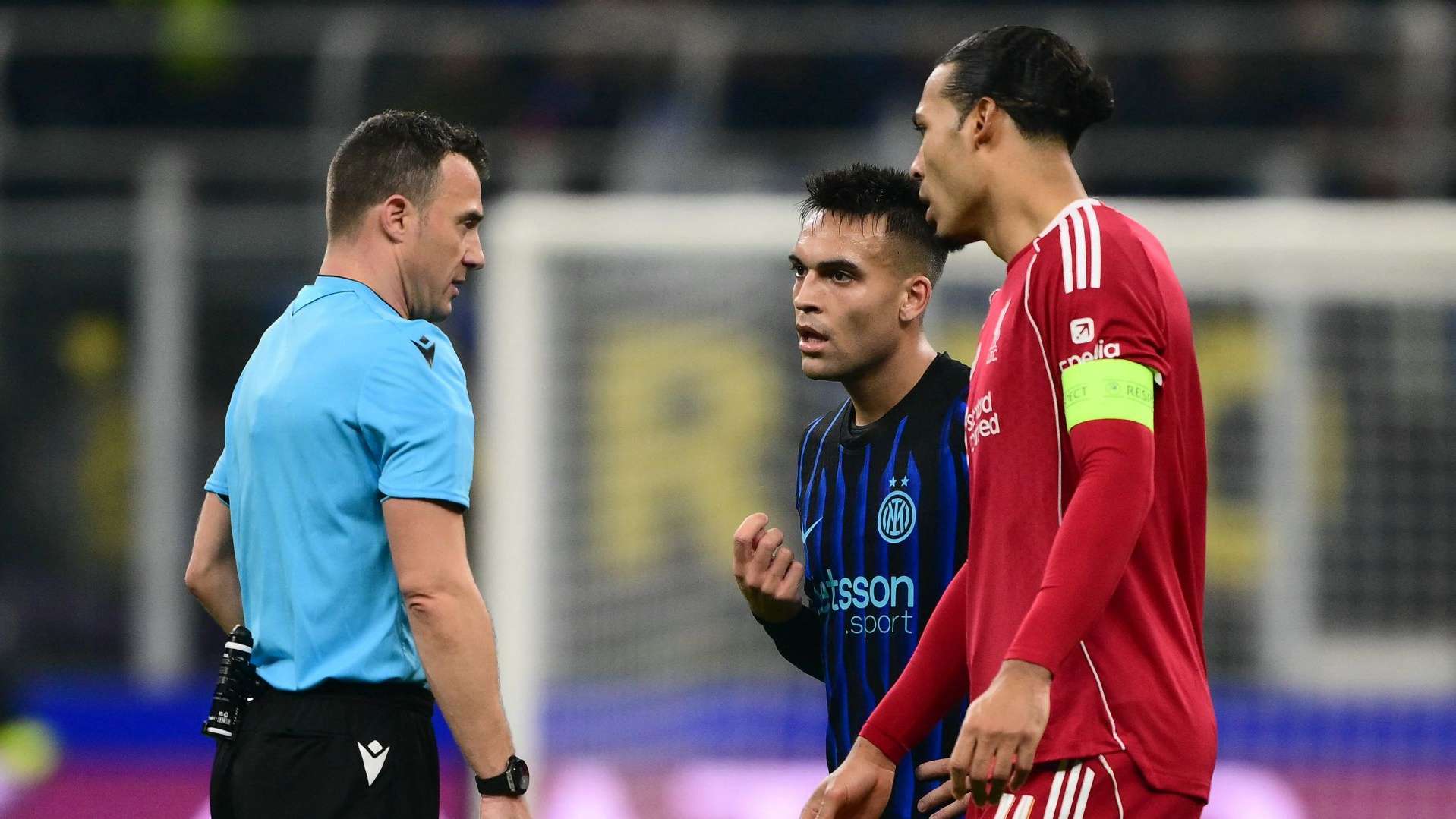 Zwayer Inter Liverpool proteste Lautaro Van Dijk 16.9