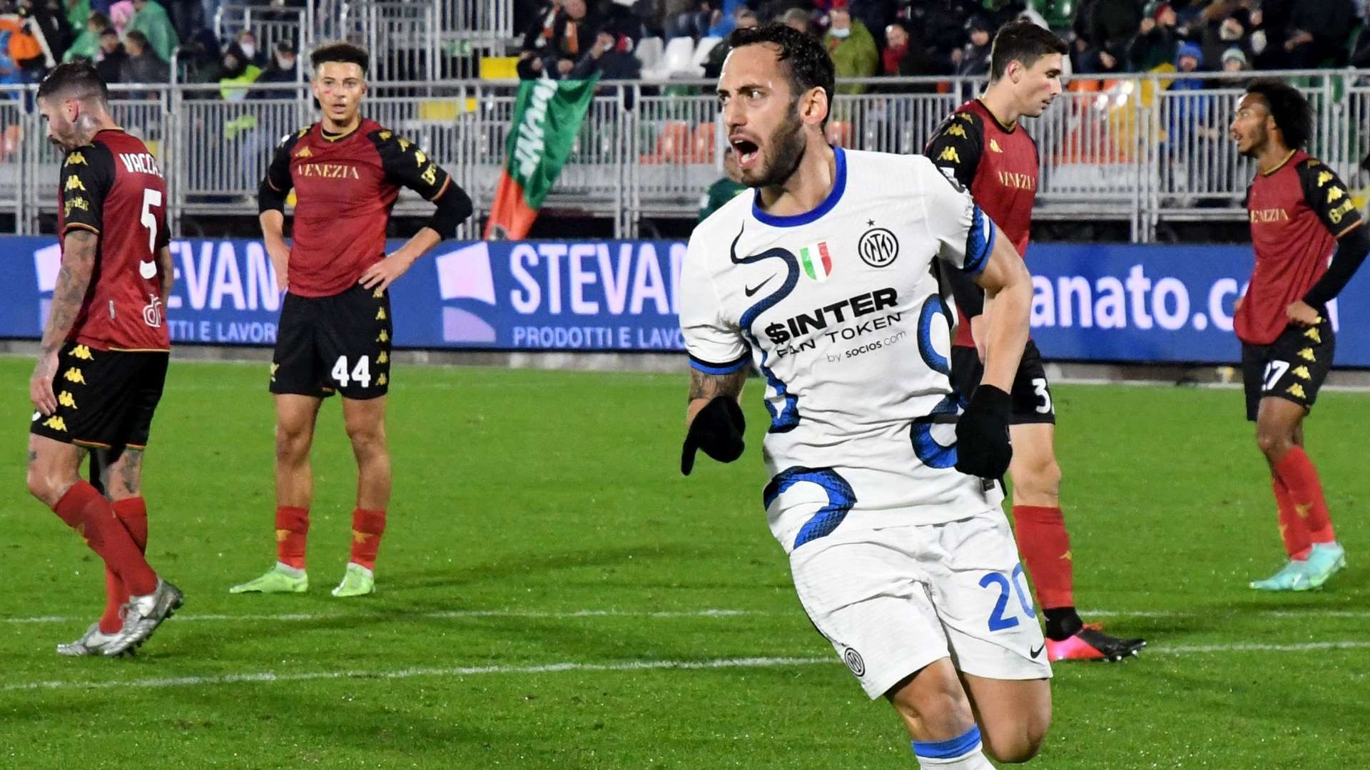 Calhanoglu celebrating Venezia Inter celebrating