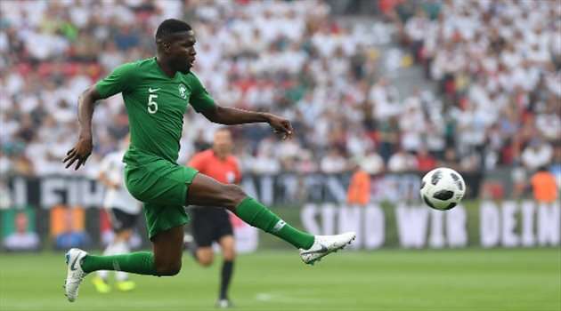 عمر هوساوي، قلب دفاع المنتخب السعودي، ويمتاز بطوله الذي يجعله يتفوق في الكرات العرضية