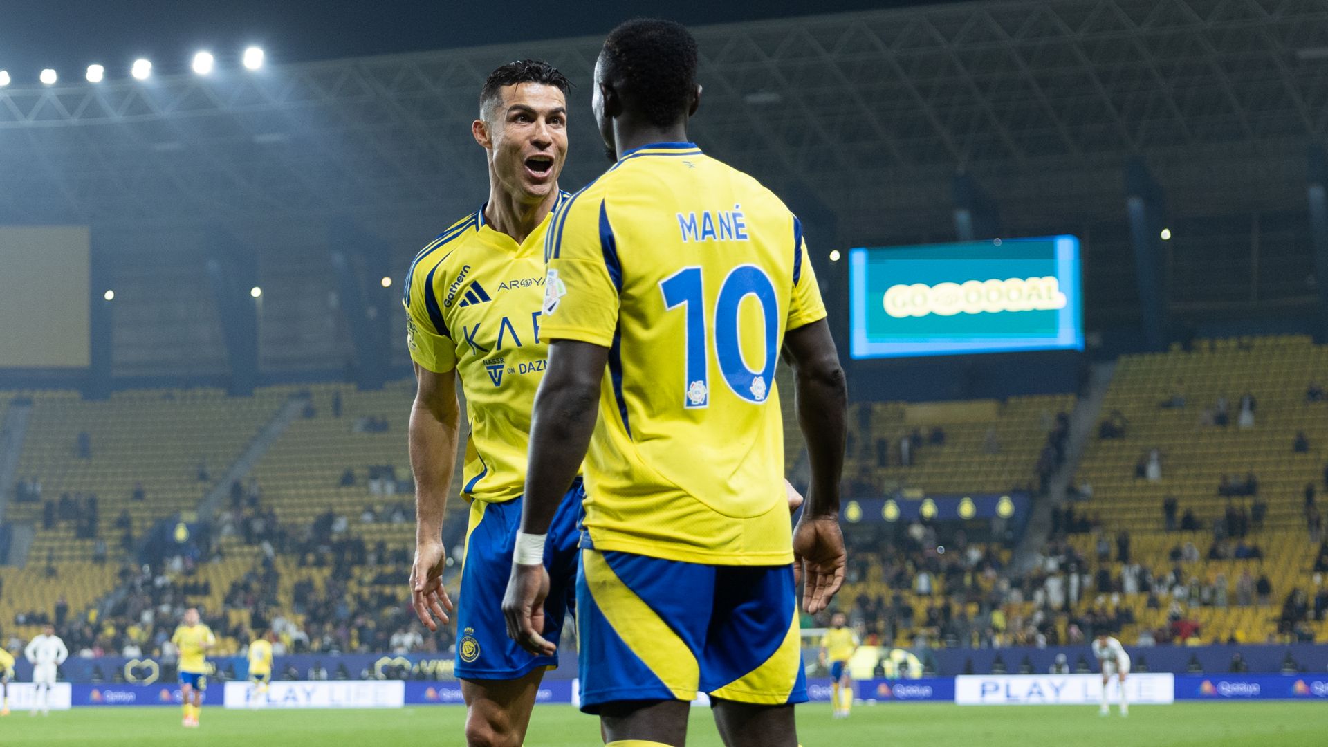 Ronaldo gây sốt khi nhường pen cho cầu thủ tịt ngòi 8 trận 2 Cristiano Ronaldo makes generous gesture to struggling team-mate Sadio Mane during Al-Nassr's crucial Saudi Pro League win over Al-Wehda | Goal.com US