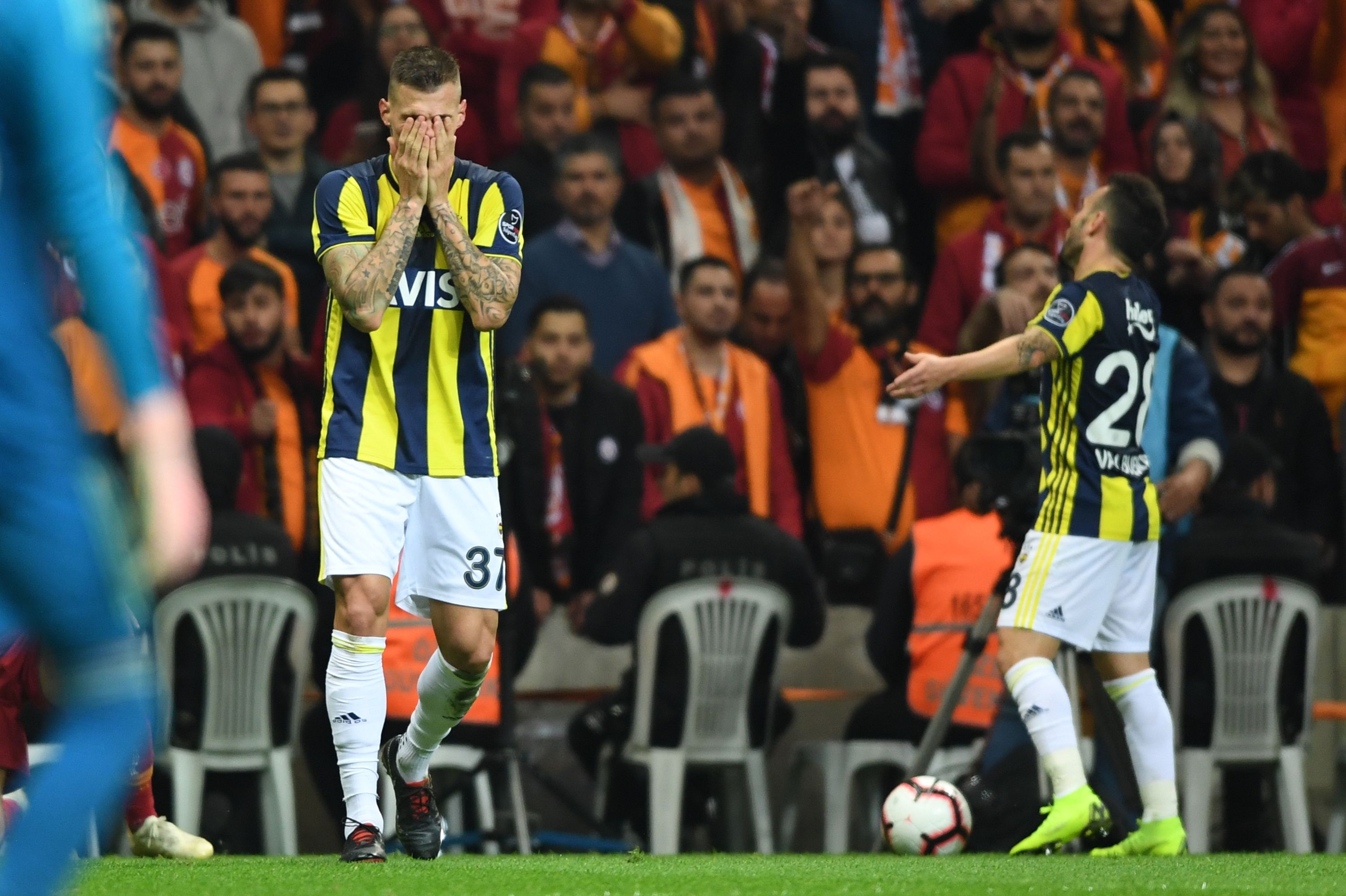 Martin Skrtel Mathieu Valbuena Galatasaray Fenerbahce Turkish Super League 11/02/18