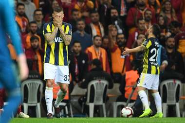 Martin Skrtel Mathieu Valbuena Galatasaray Fenerbahce Turkish Super League 11/02/18