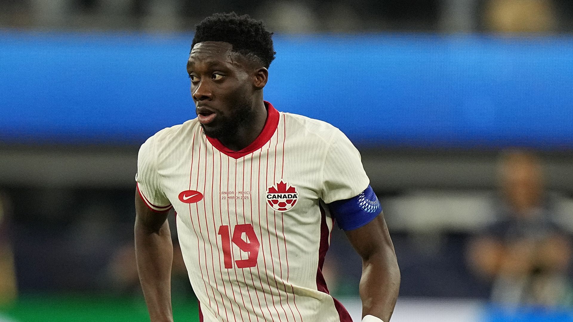 "Ich wälzte mich vor Schmerzen herum": Alphonso Davies vom FC Bayern München packt über seine schwere Verletzung aus