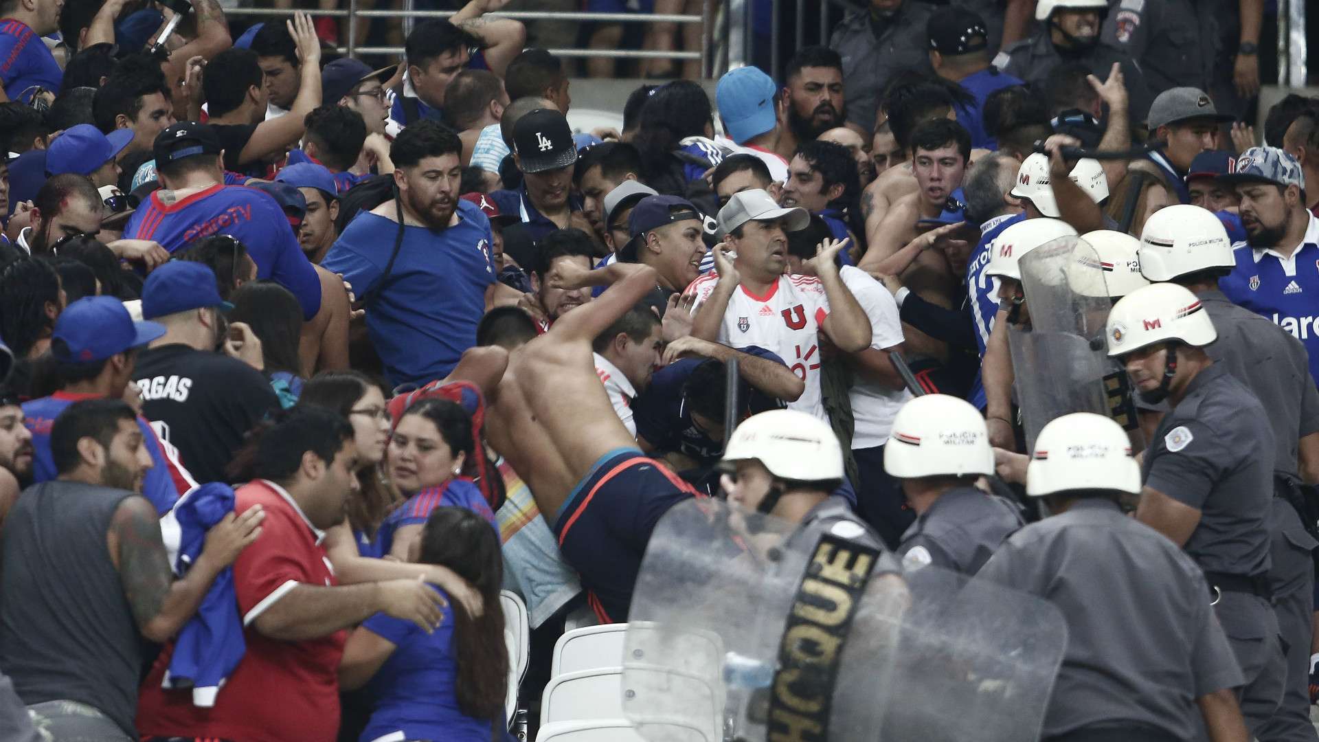 Incidentes hinchas chilenos y policia Corinthians Universidad de Chile Copa Sudamericana 05042017
