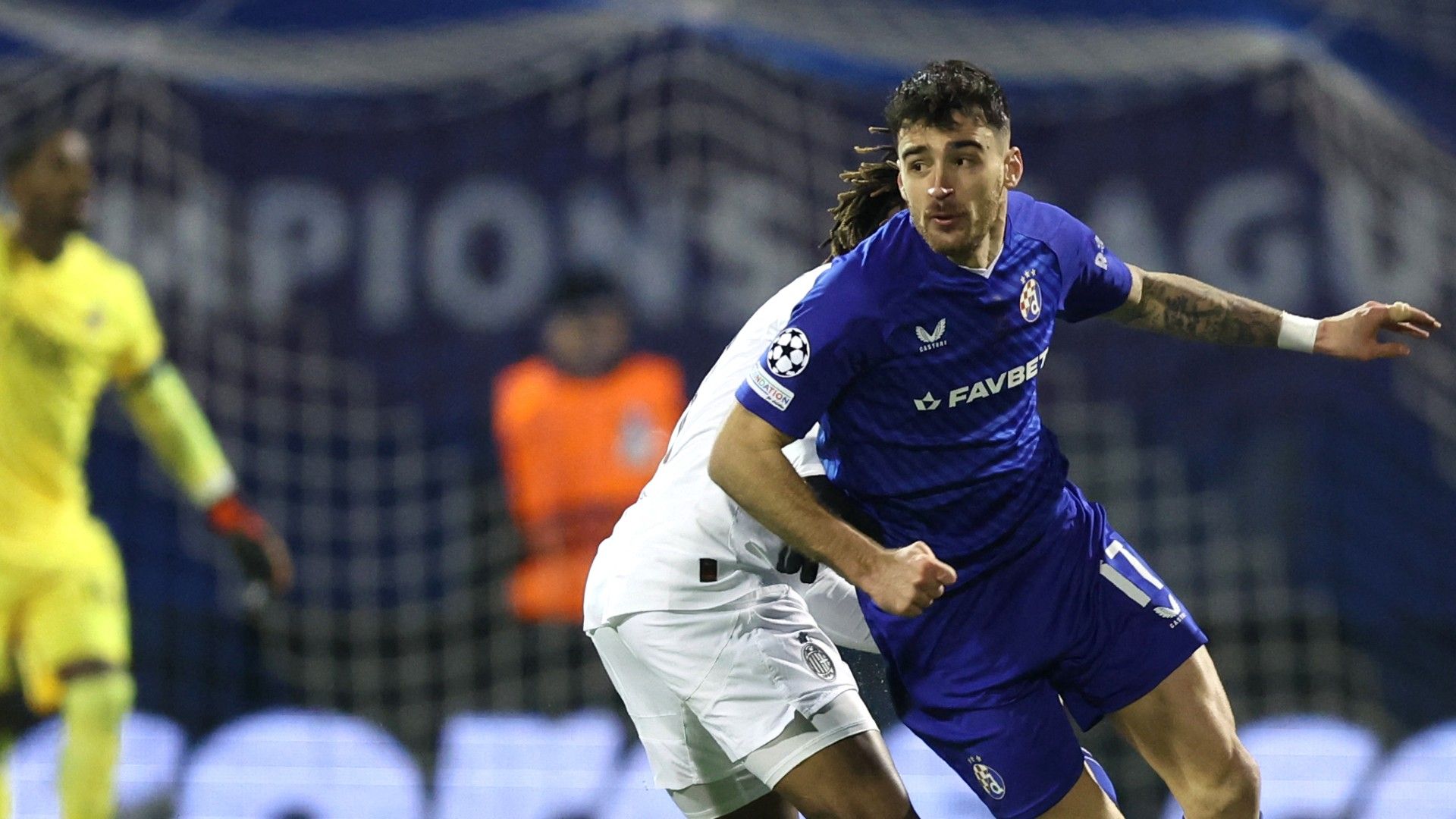 AC Milan's Nigerian midfielder #21 Samuel Chukwueze (L) fights for the ball with Dinamo Zagreb's Croatian forward #17 Sandro Kulenovic
