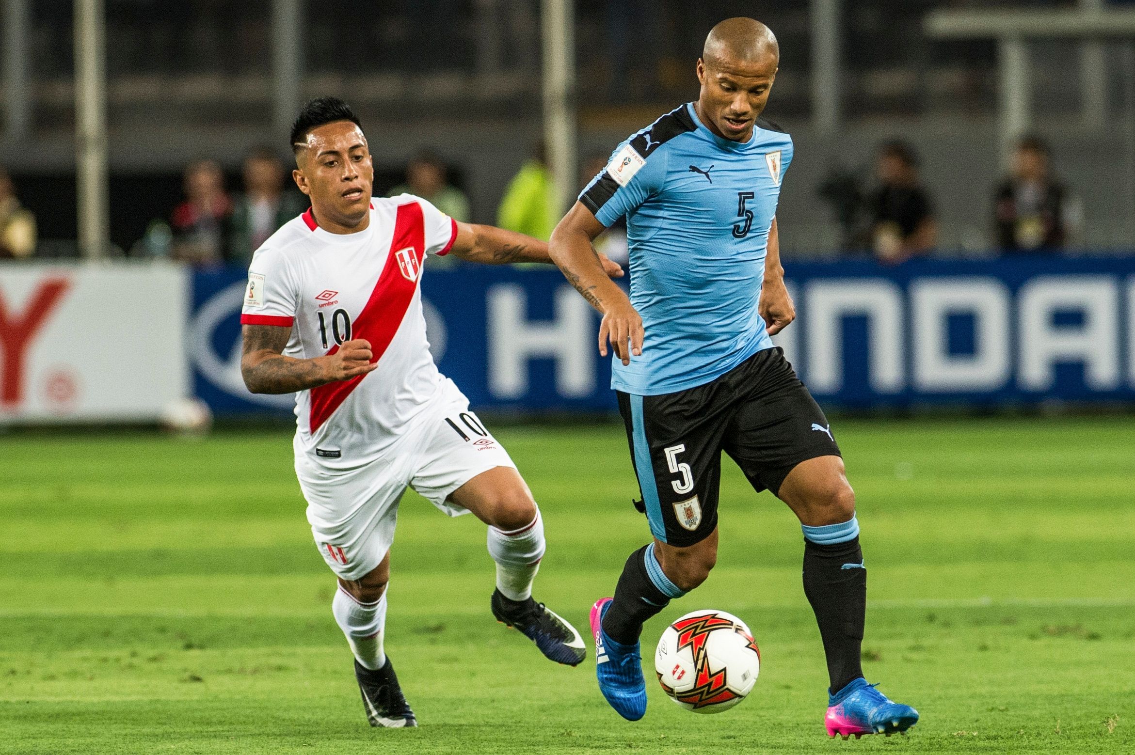 Cueva e Sánchez disputam bola