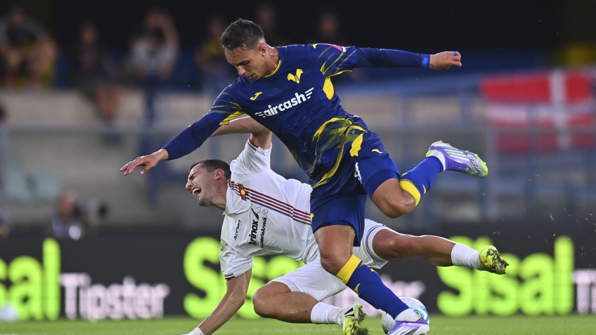 Giovane Verona Cremonese 2025 contrasto