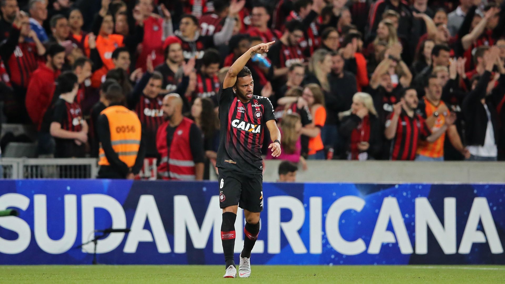 renan lodi atletico paranaense