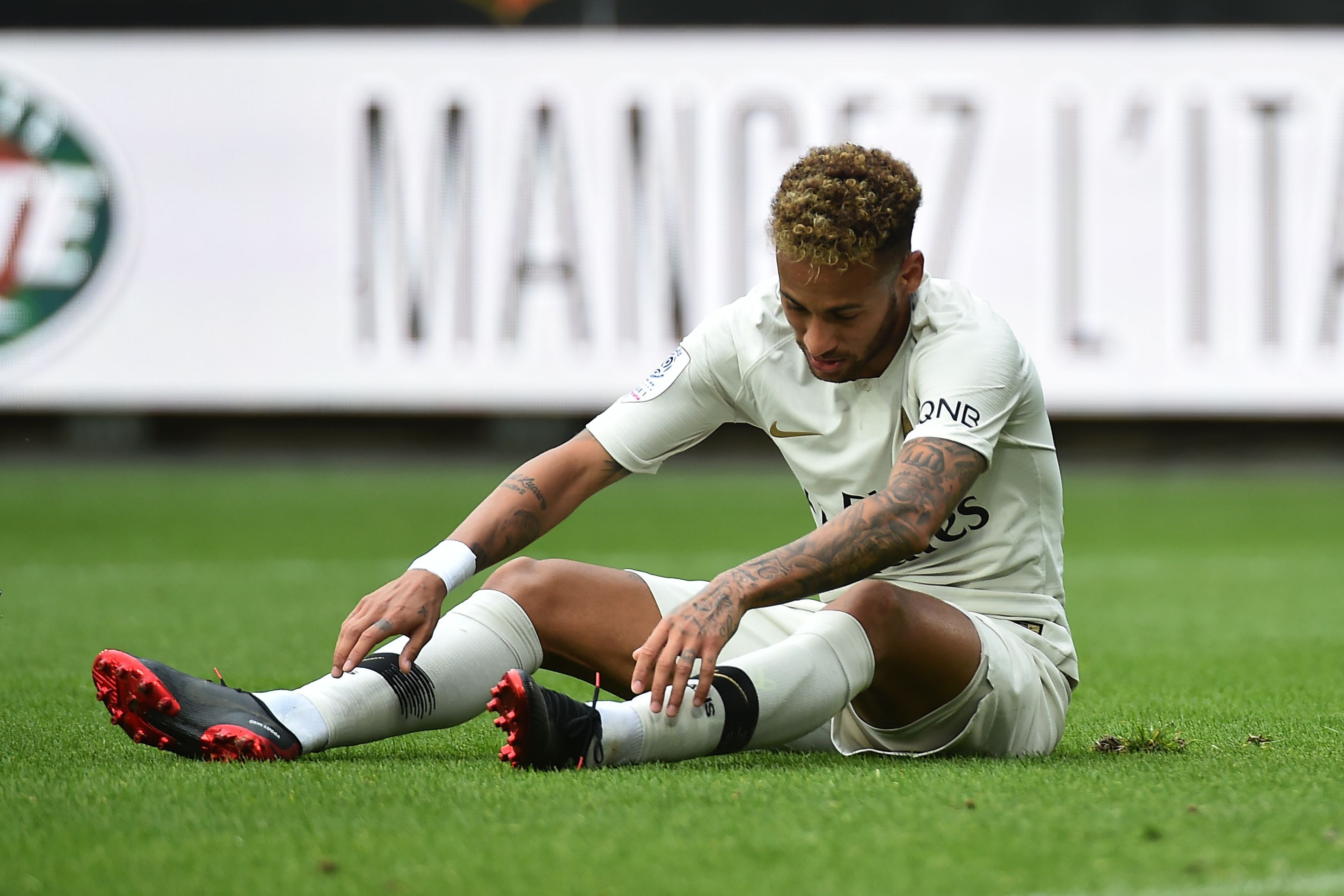 Neymar sentado PSG