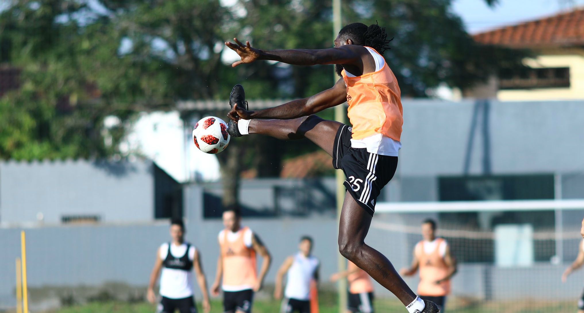 Adebayor 5 (Paraguay) 21-02-20