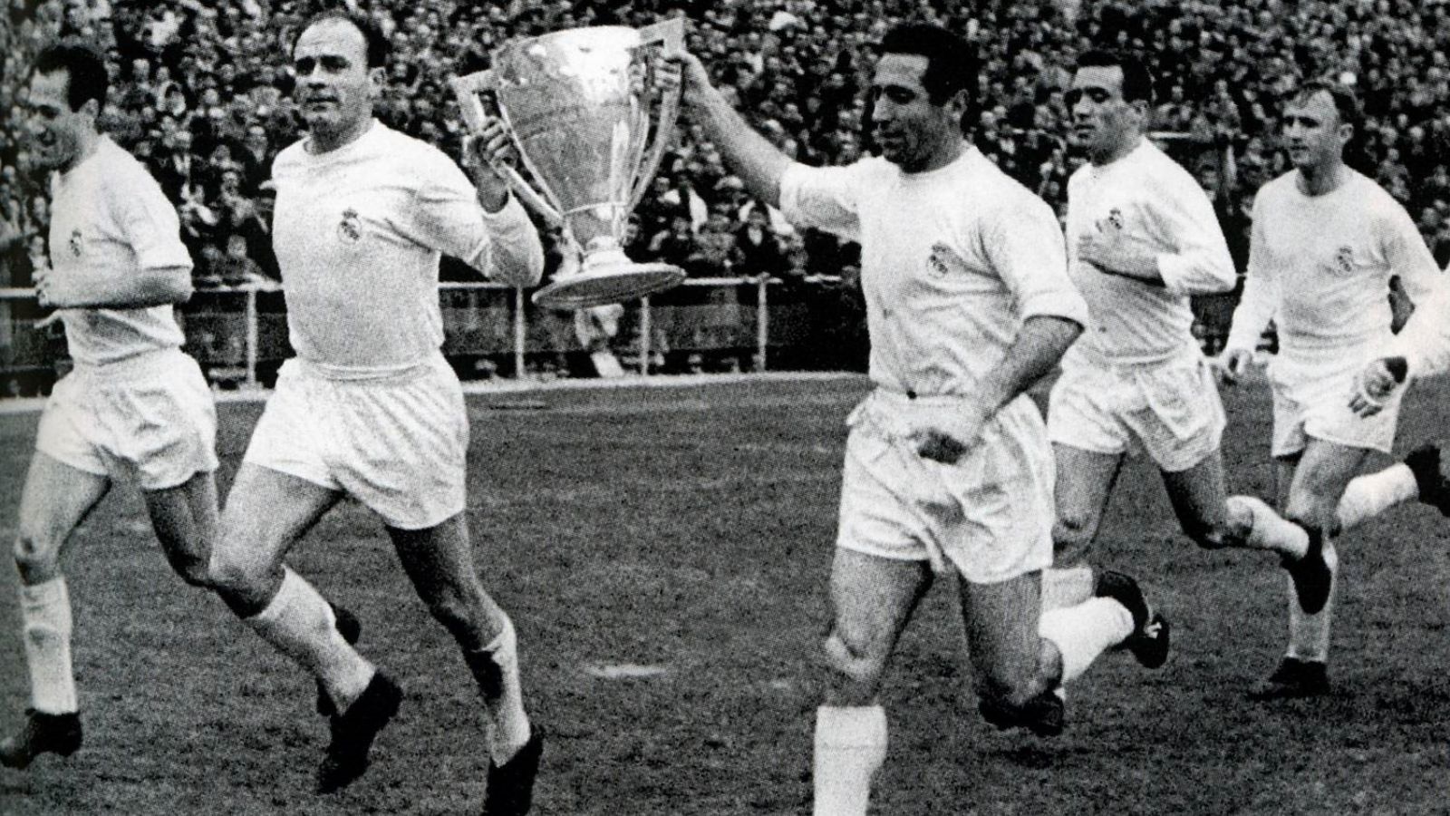 Di Stéfano y Paco Gento celebran una Liga con el Madrid
