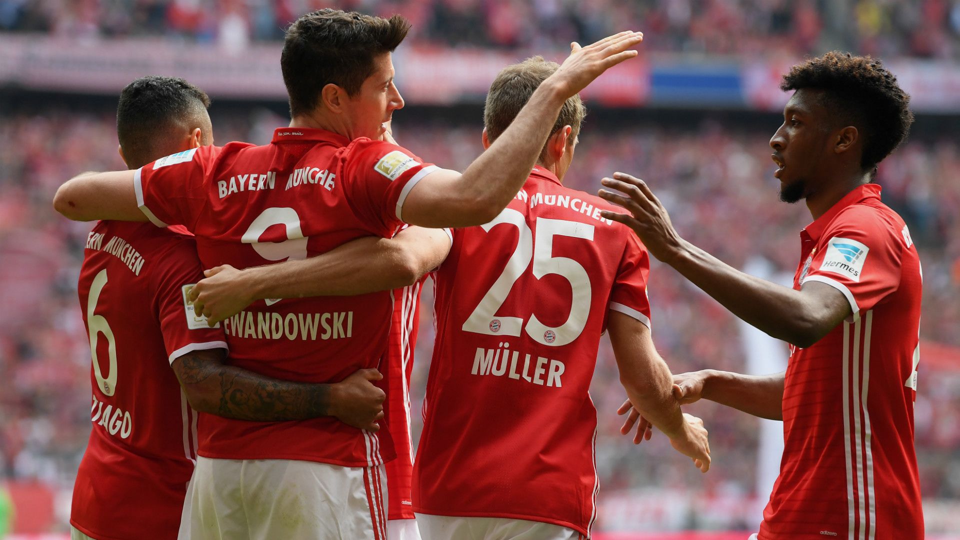 Thomas Muller Robert Lewandowski Bayern Munchen FC Augsburg Bundesliga 01042017
