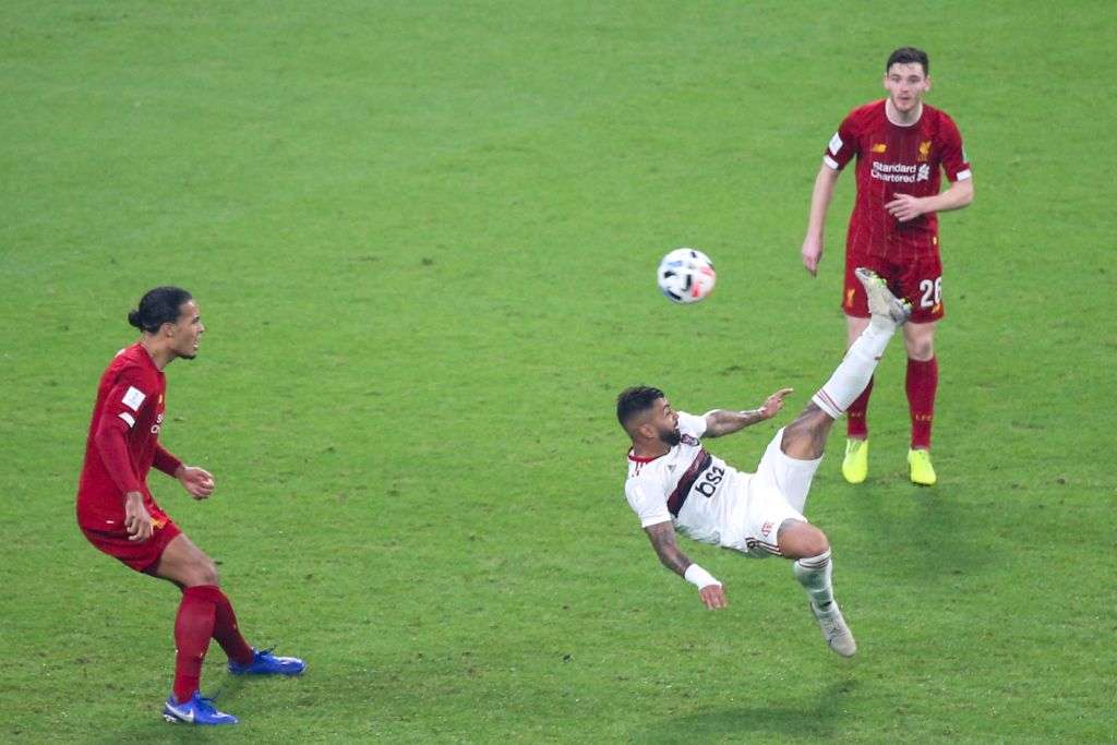 Gabigol tenta puxada em Liverpool x Flamengo na final do Mundial