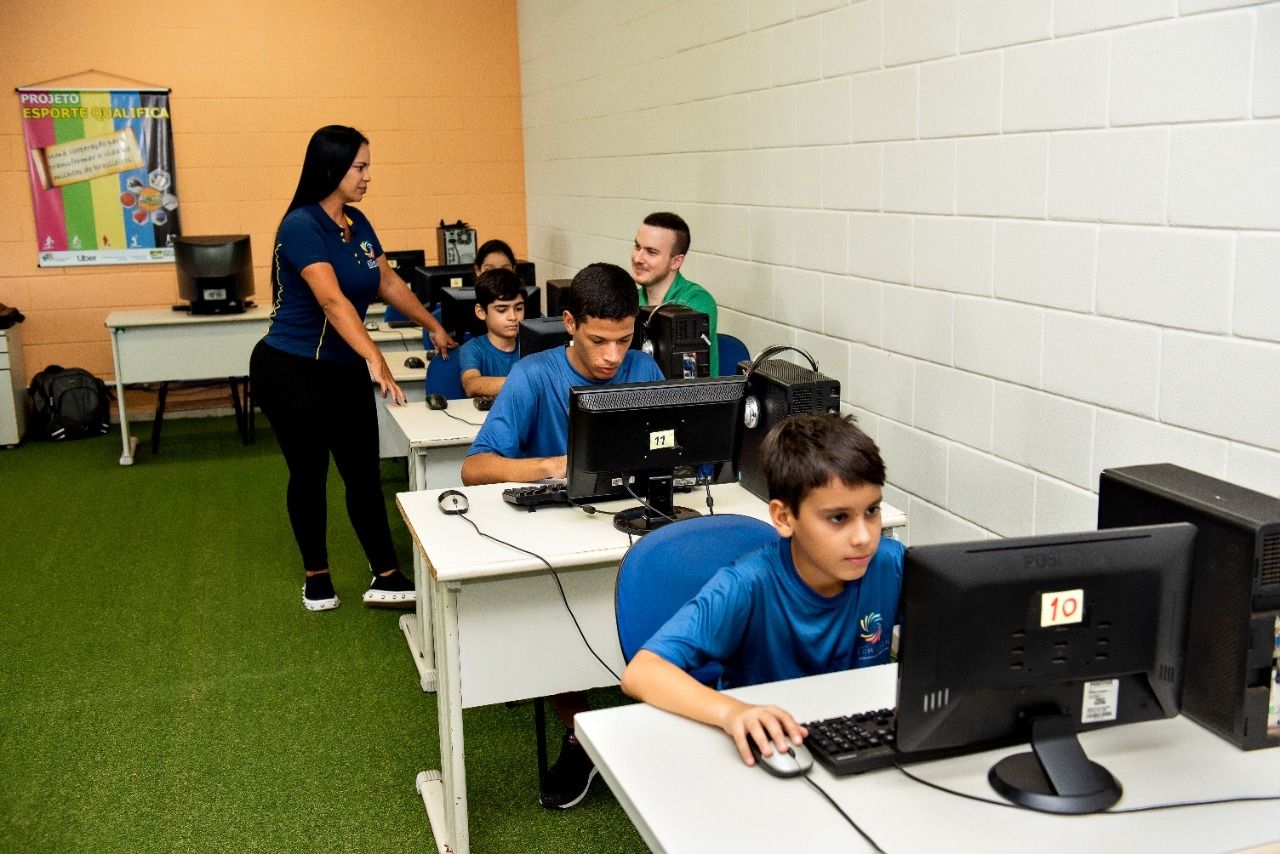 Jovens fazem aulas de educação financeira